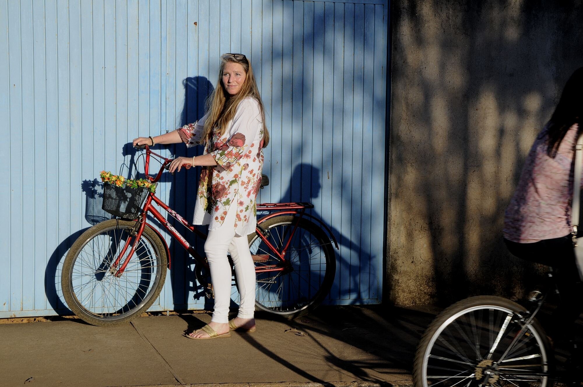 Bildet viser Anna Verwaal med en sykkel foran en blå vegg.