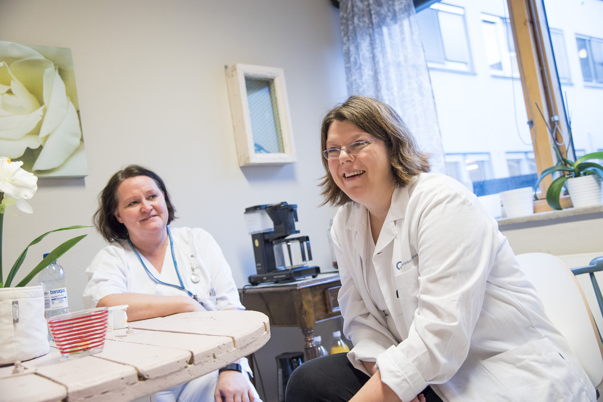 Mette Bentdal Larsen, Ruth Aga, Oslo skadelegevakt Bildet viser Mette Bentdal Larsen og Ruth Aga på et kontor.