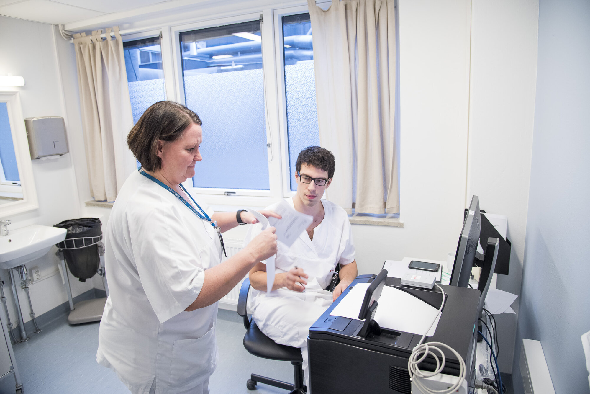 Mette Bentdal Larsen, Mats Døving, Oslo skadelegevakt Bildet viser Mats Døving som venter på papirer Mette Bentdal Larsen skal gi ham.