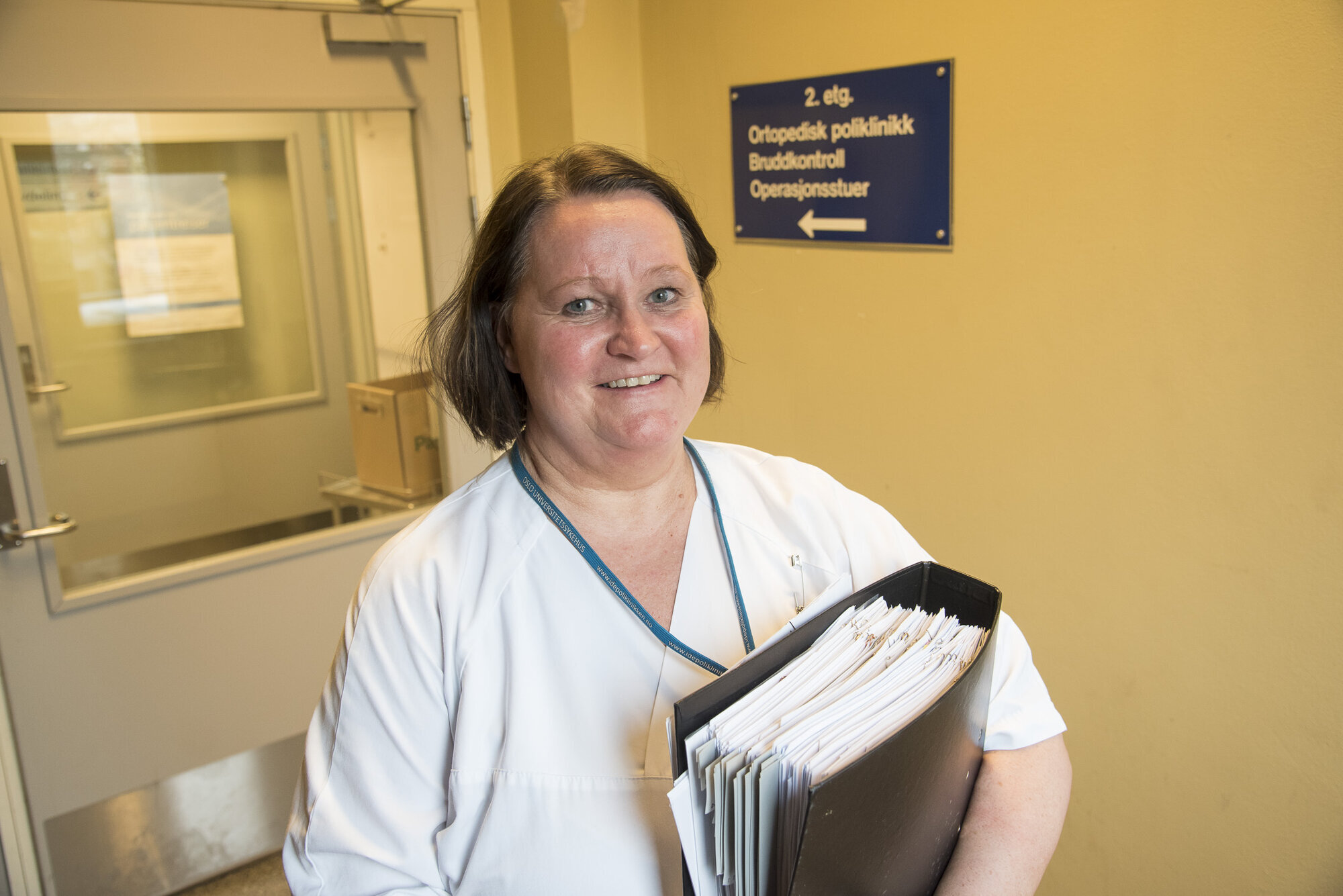 Mette Bentdal Larsen, Oslo skadelegevakt Bildet viser Mette Bentdal Larsen foran døren inn til ortopedisk poliklinikk på Skadelegevakten.