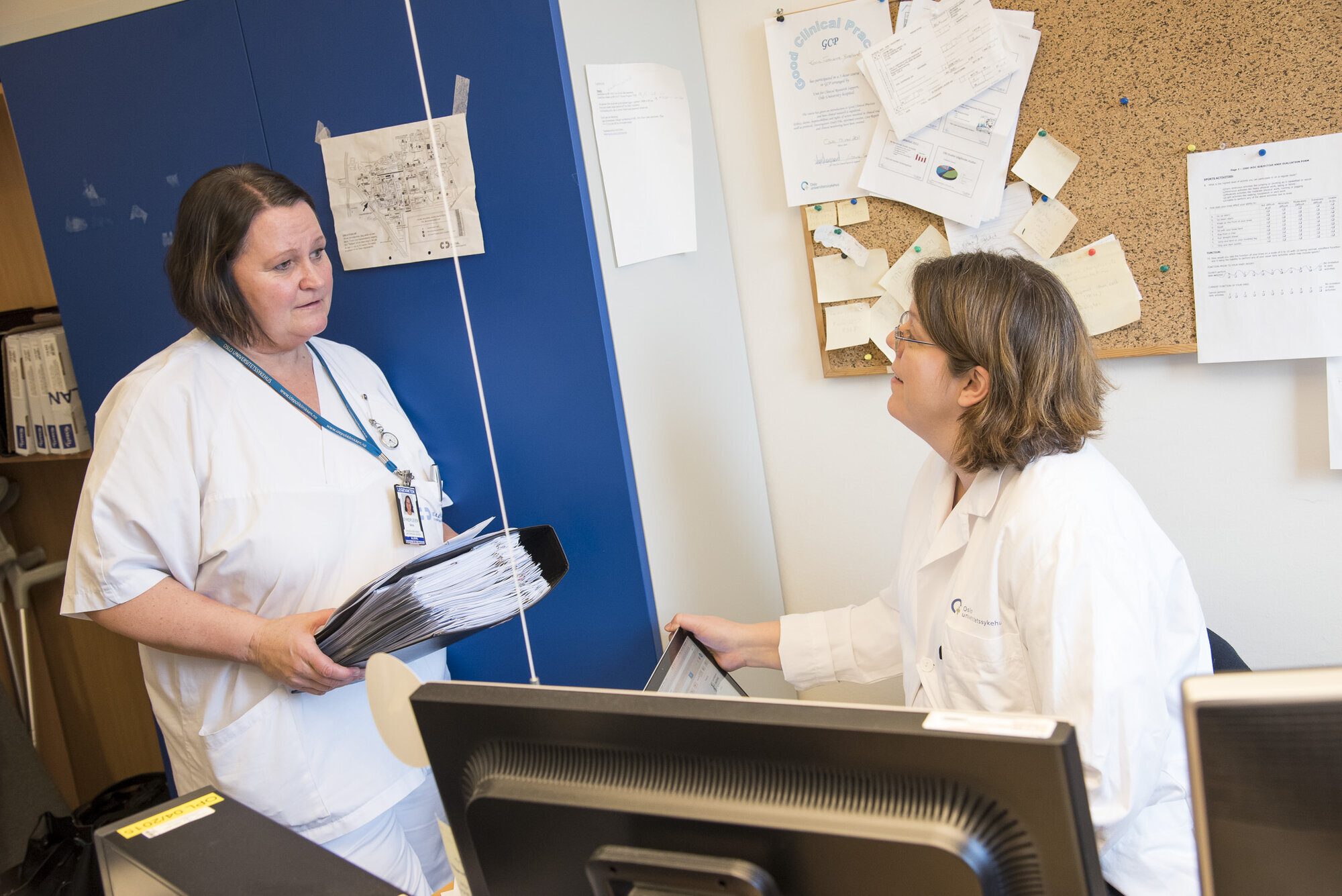 Mette Bentdal Larsen, Ruth Aga, Oslo skadelegevakt Bildet viser Mette Bentdal Larsen med permer i hendene snakke med Ruth Aga.