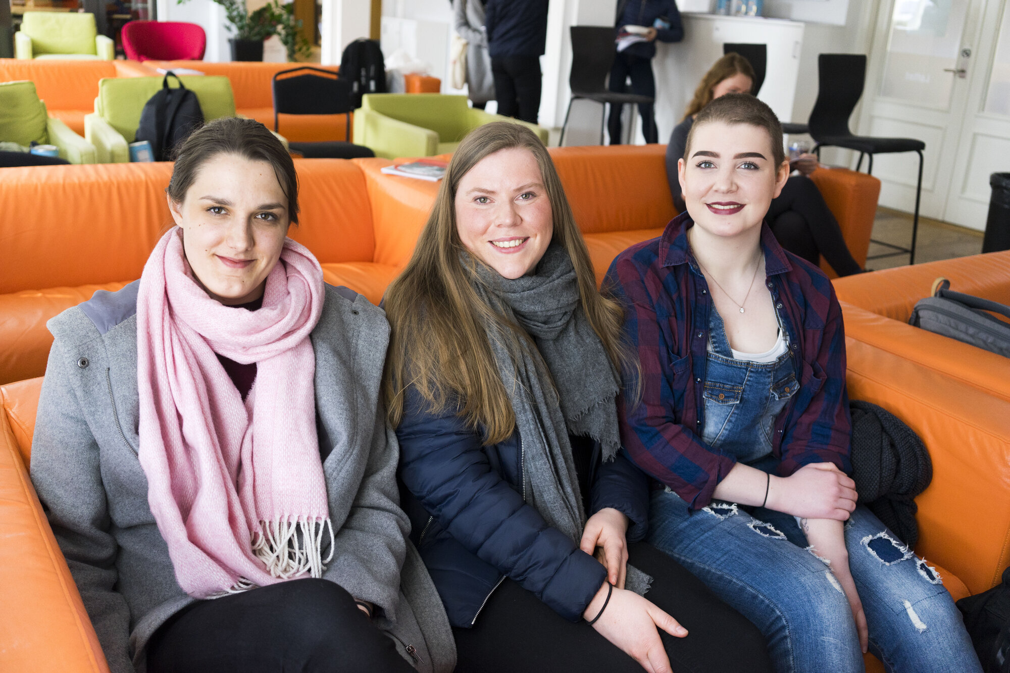 tre sySykepleierstudenter fra 1. klasse ved Lovisenberg diakonale høgskole Bildet viser tre sykepleierstudenter fra 1. klasse ved Lovisenberg diakonale høgskole