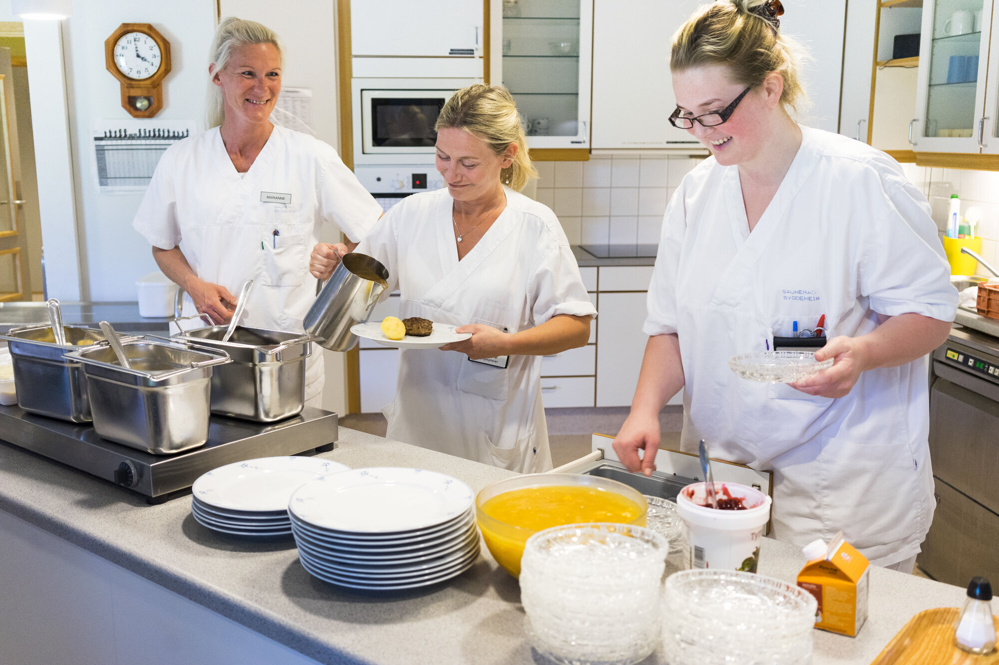 Middagsservering klokka fire Bildet viser middagsservering klokka fire