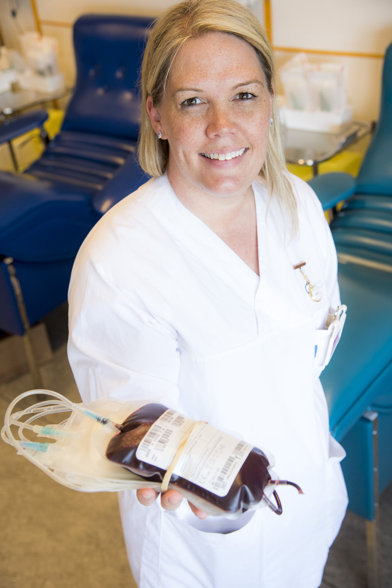 Torill Aae, blodbanken, Ullevål Bildet viser Torill Aae med en blodpose.