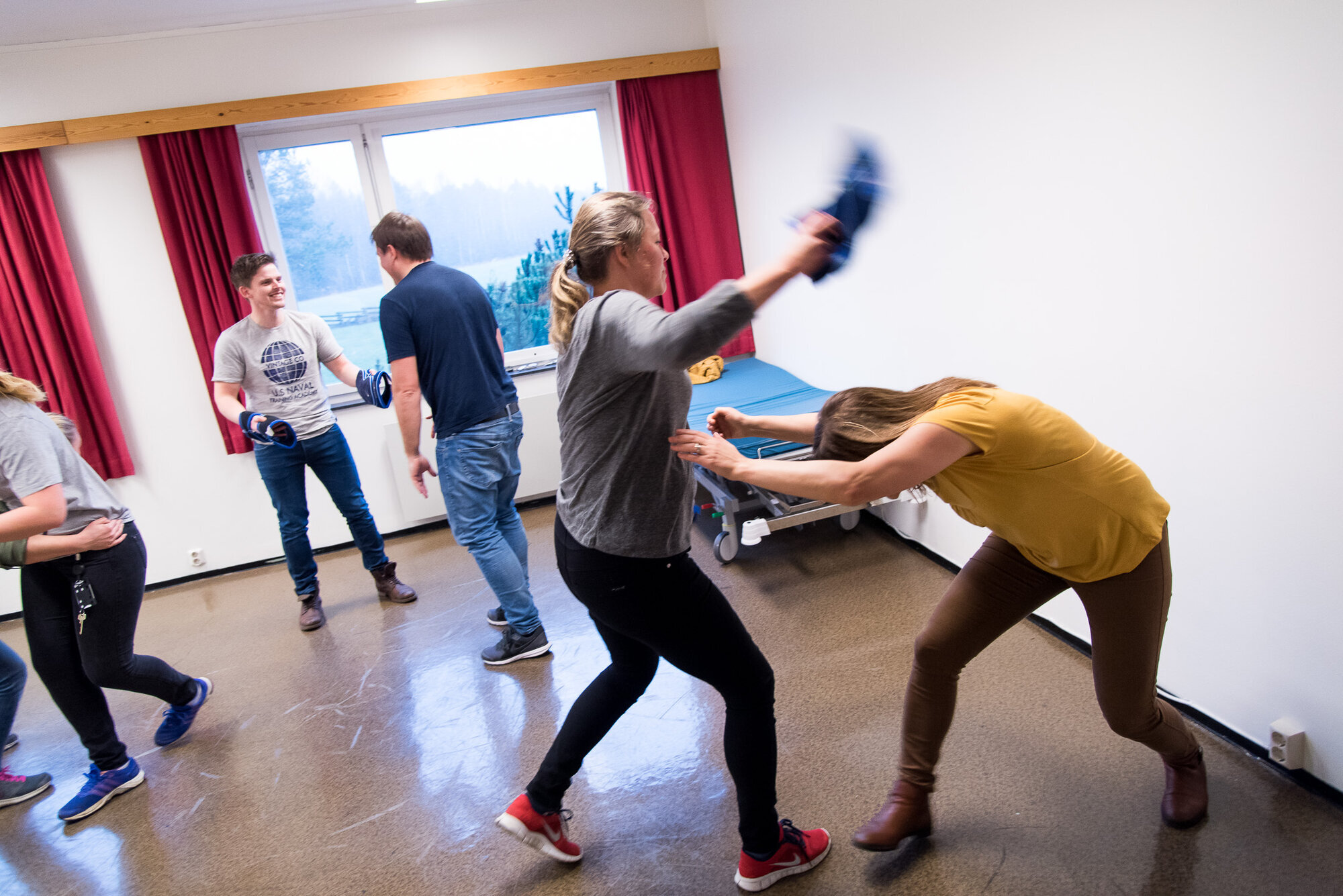 Adina Ailenei trener Adina Ailenei trener på å komme unna når pasienten slår.