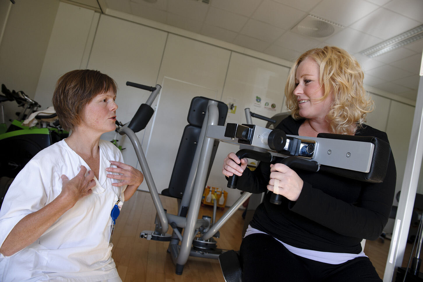 Rehabilitering Bildet viser revmatismepasient Anette Lieng Håkonsen og sykepleier Mai Elin Husebø