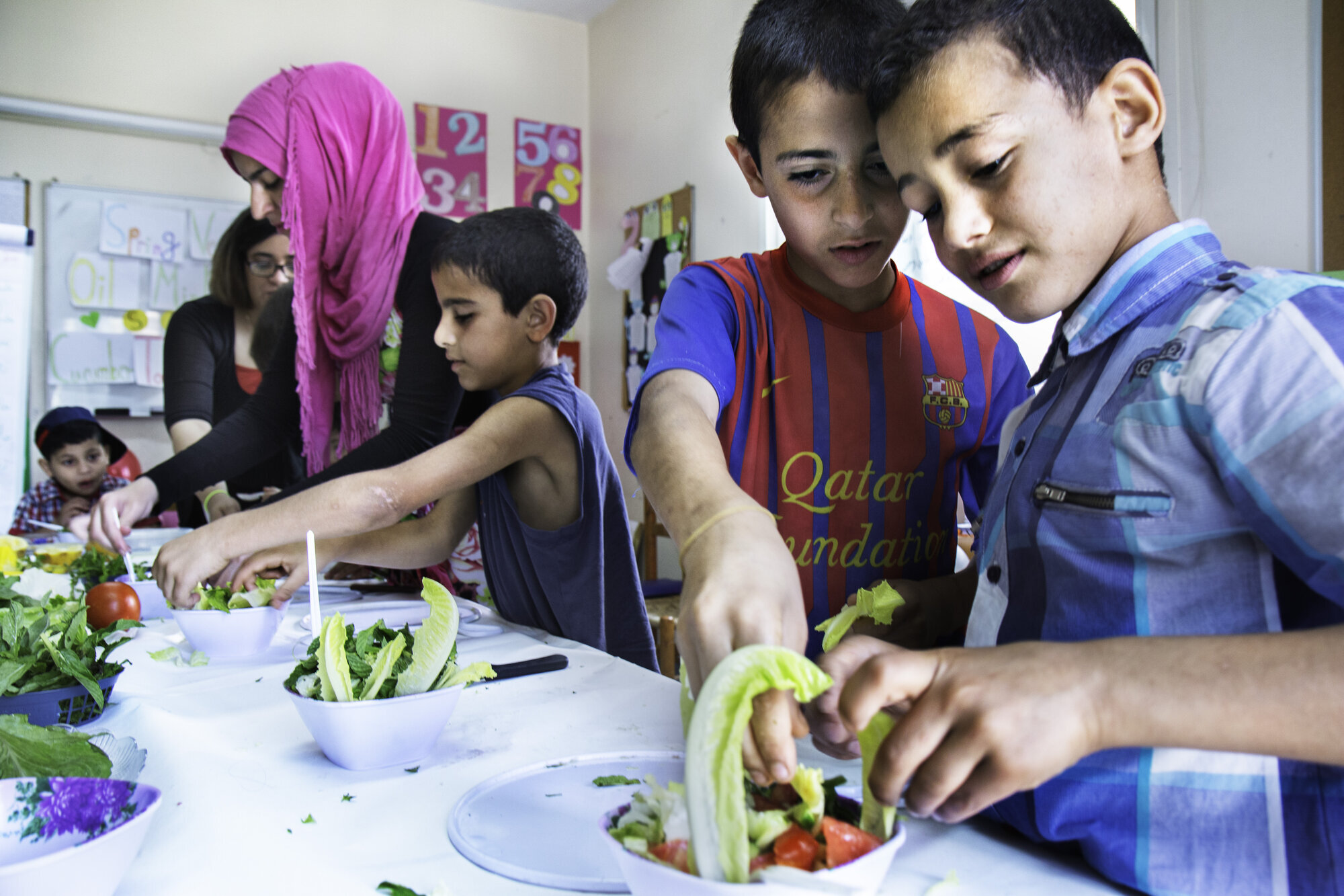 Syriske flyktningbarn lager mat på læresenter i Saida, Libanon Syriske flyktningbarn lager mat på læresenter i Saida, Libanon