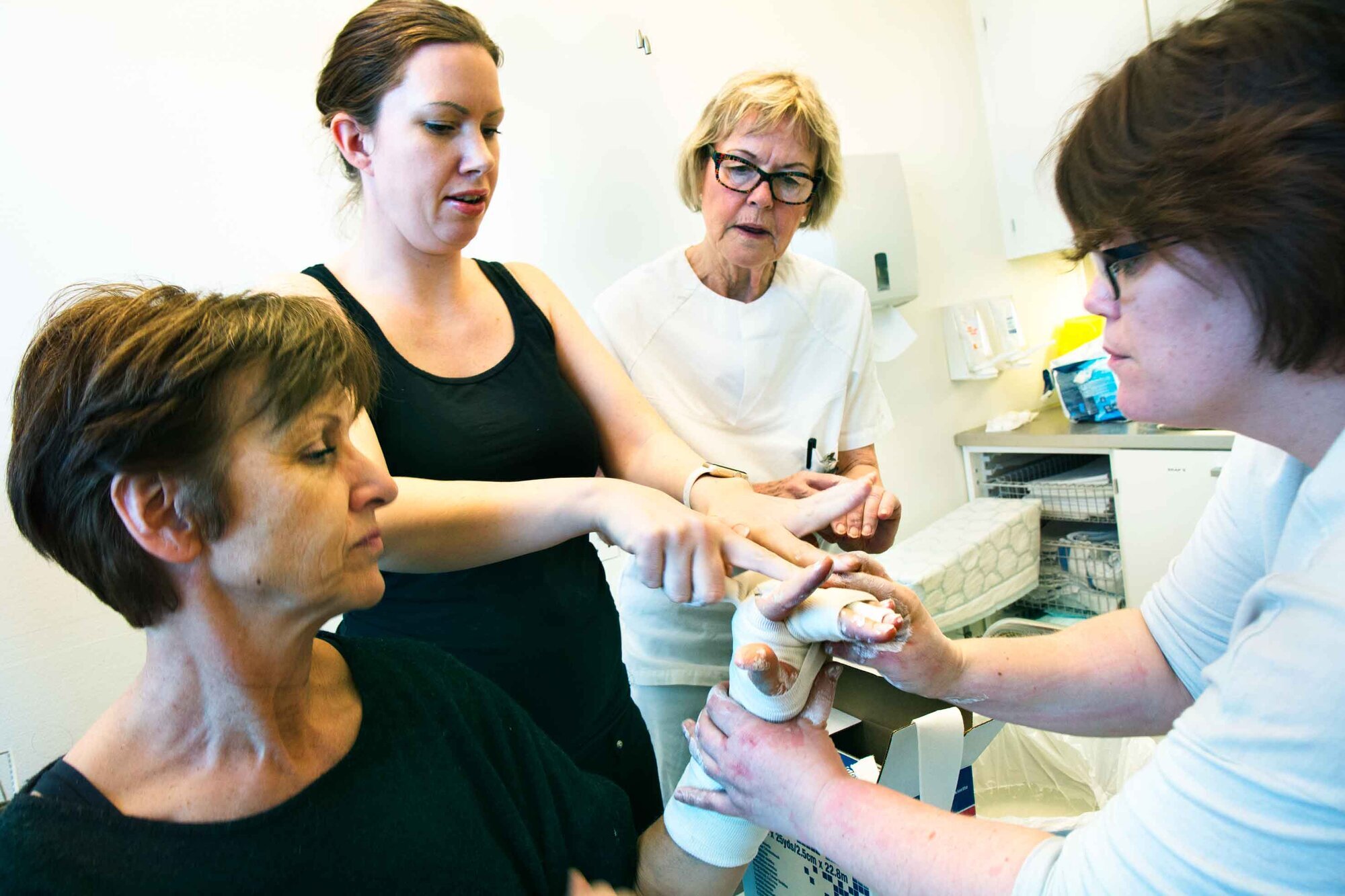 Sykepleiere har gipsekurs Sykepleiere har gipsekurs