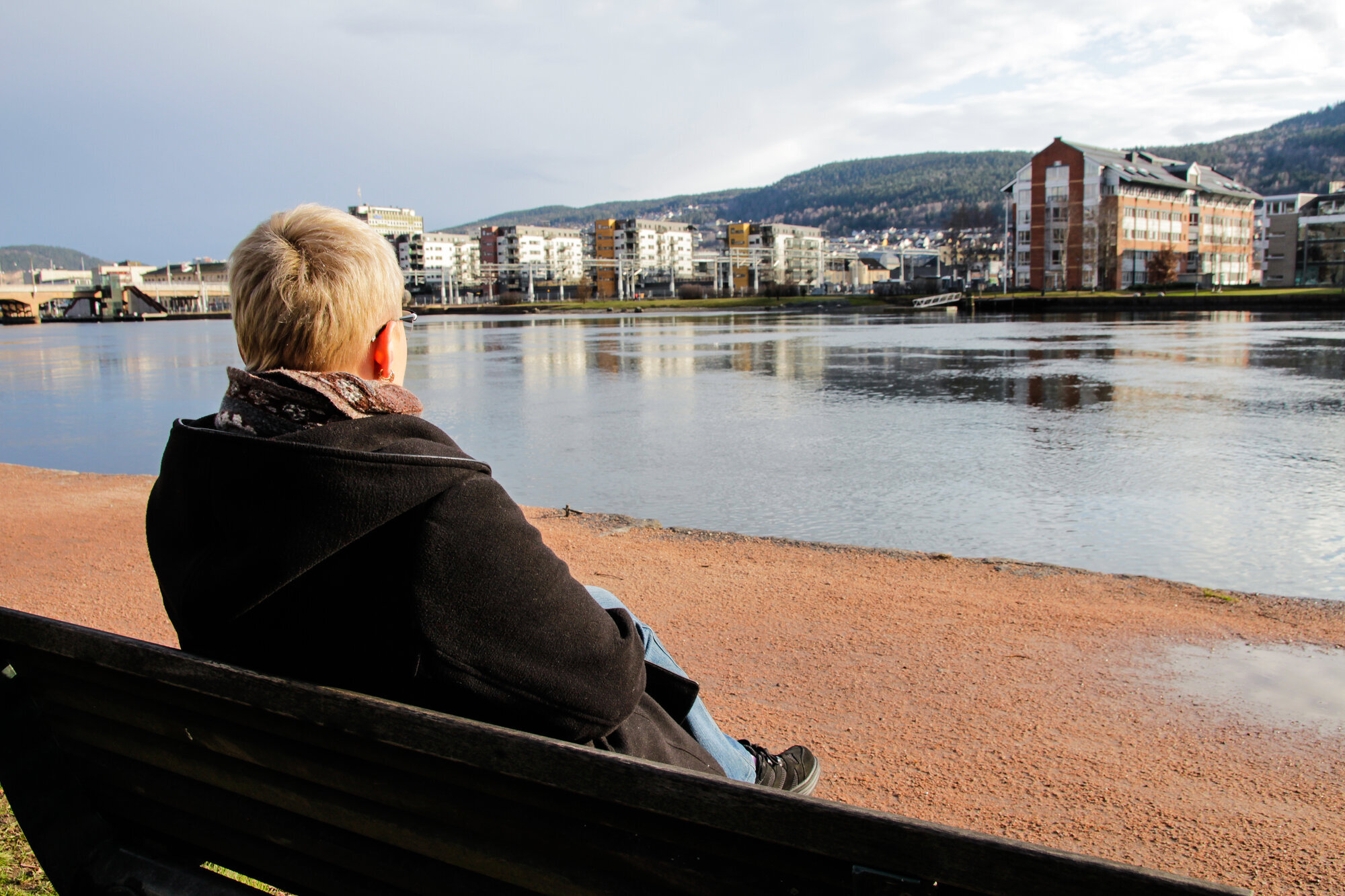 "Asta" sett bakfra. Bildet viser "Asta" bakfra.