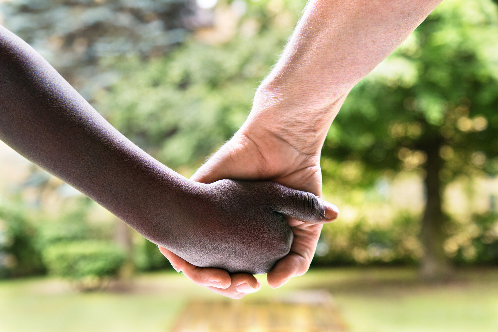 Mor og barn Mor og barn hånd i hånd