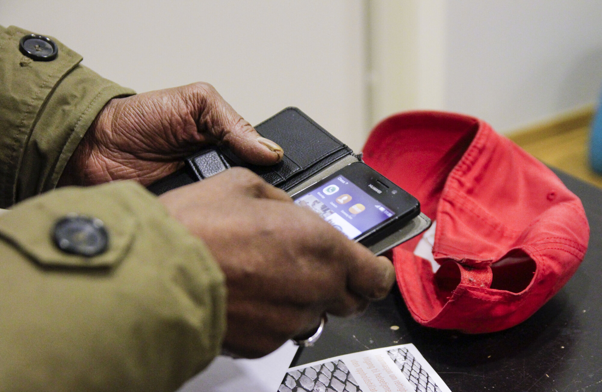 Musa blar i mobilens arkiv Bildet viser Musa bla i mobilens arkiv