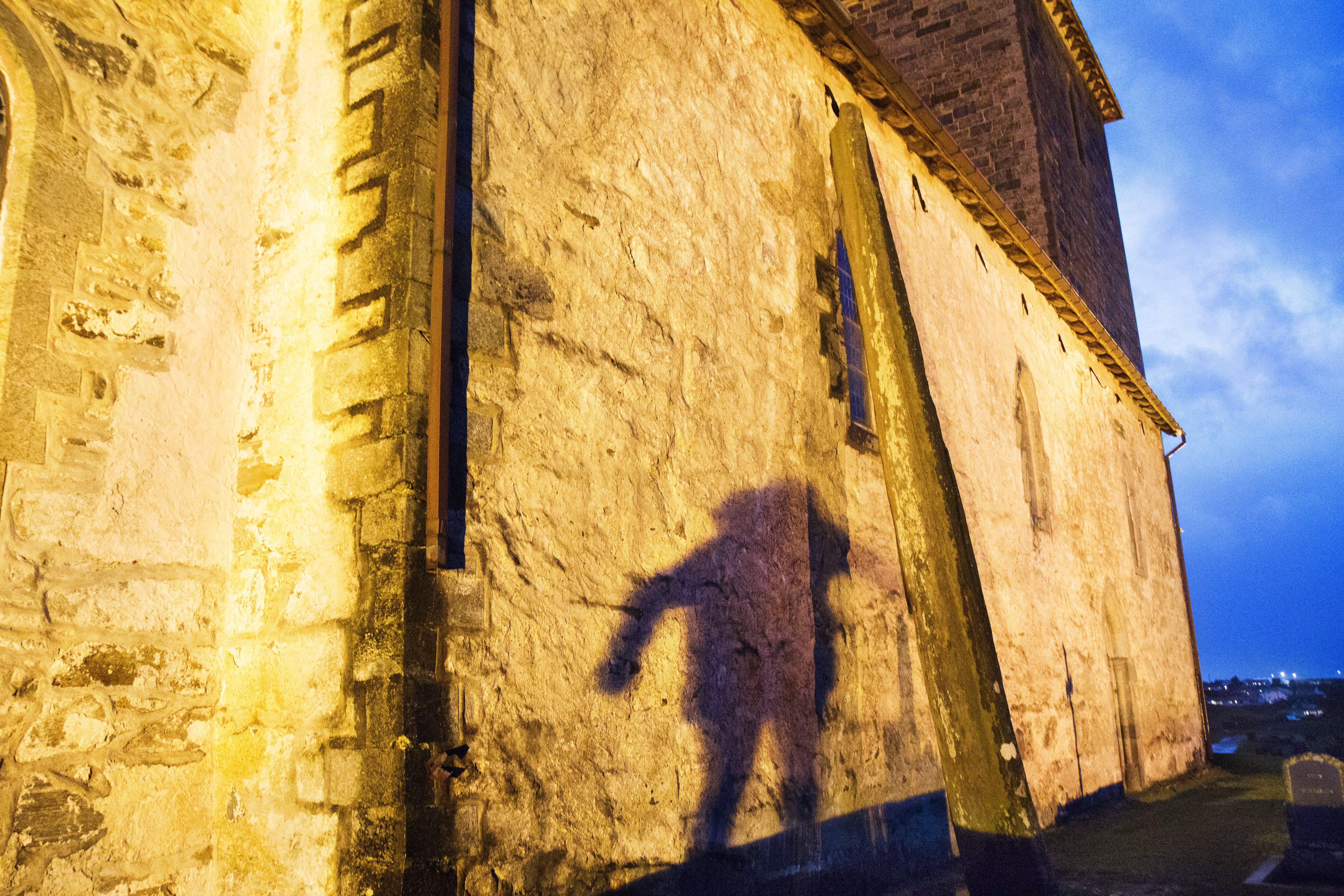 selvskading, sykepleie, psykisk helse Bildet viser en skygge på en vegg.