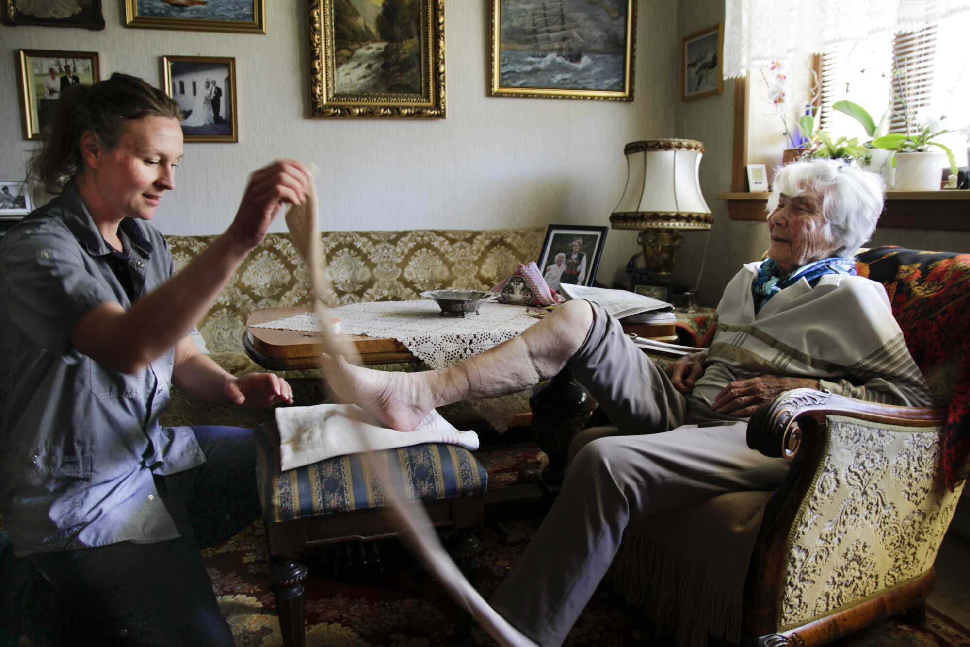 hjemmesykepleier Marte Mauseth og bruker Marit Berntzen Bildet viser hjemmesykepleier Marte Mauseth og bruker Marit Berntzen