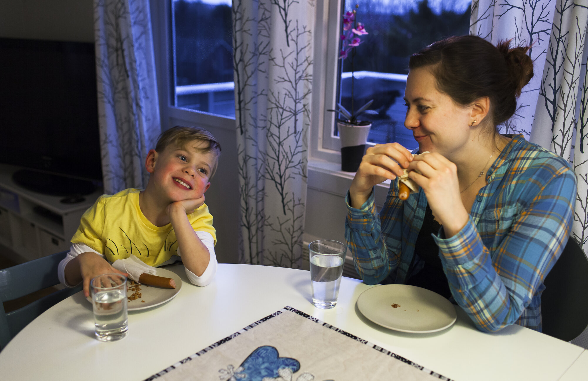 Tine Sætrevik og sønnen Sander Bildet viser Tine Sætrevik med sønnen Sander
