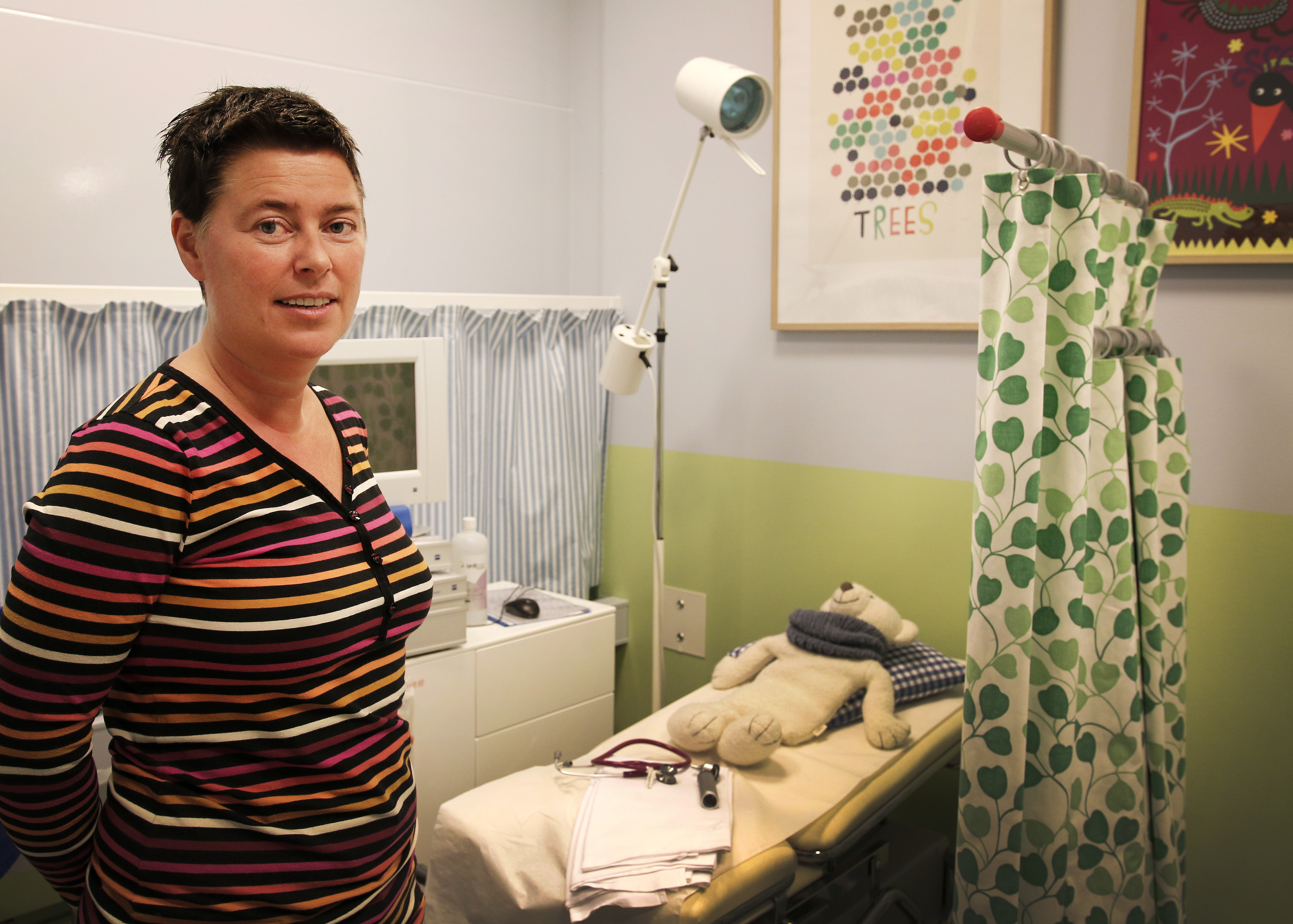 Barnesykepleier Aase Mette Bråthen ved Oslo universitetssykehus er en av flere som gjør medisinske undersøkelser av barn hvor det er mistanke om fysisk mishandling eller overgrep. Barnesykepleier Aase Mette Bråthen ved Oslo universitetssykehus er en av flere som gjør medisinske undersøkelser av barn hvor det er mistanke om fysisk mishandling eller overgrep.