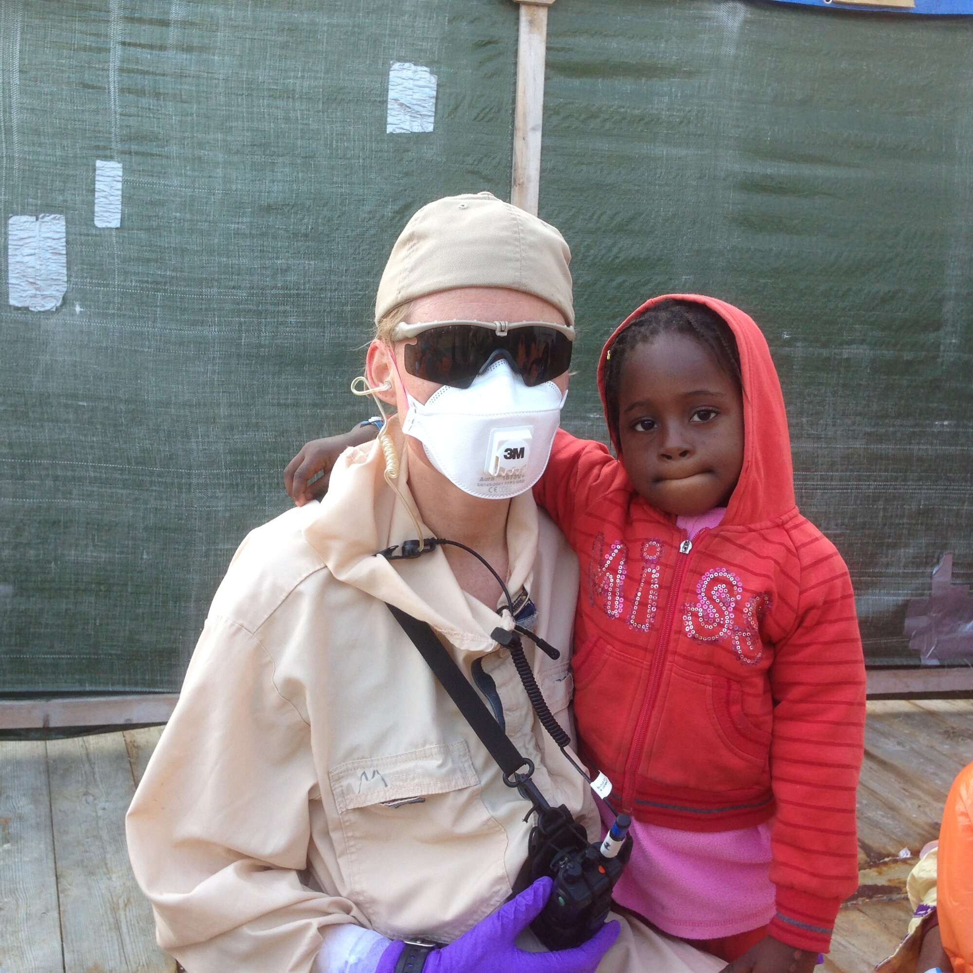 Adelheid Skredlund og ei lita migrantjente bildet viser Adelheid Skredlund og ei lita migrantjente