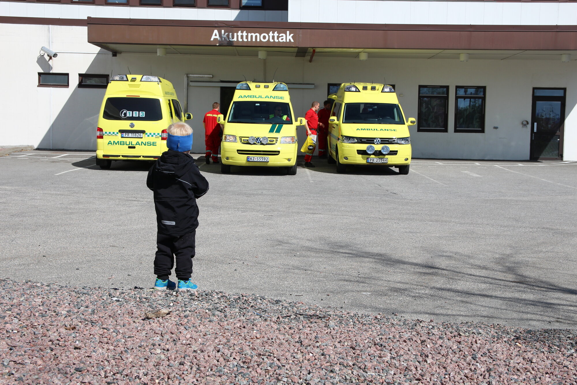 Tre gule ambulanser nytes utenpå og inni. Sebastian ser på tre gule ambulanser