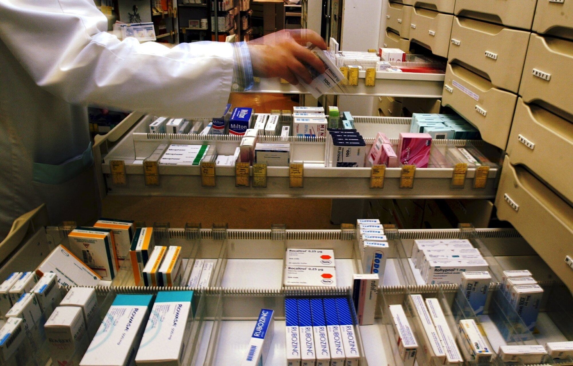 Antibiotikabruken skal reduseres Bilde fra apotek med mange skuffer med medisiner og antibiotika.