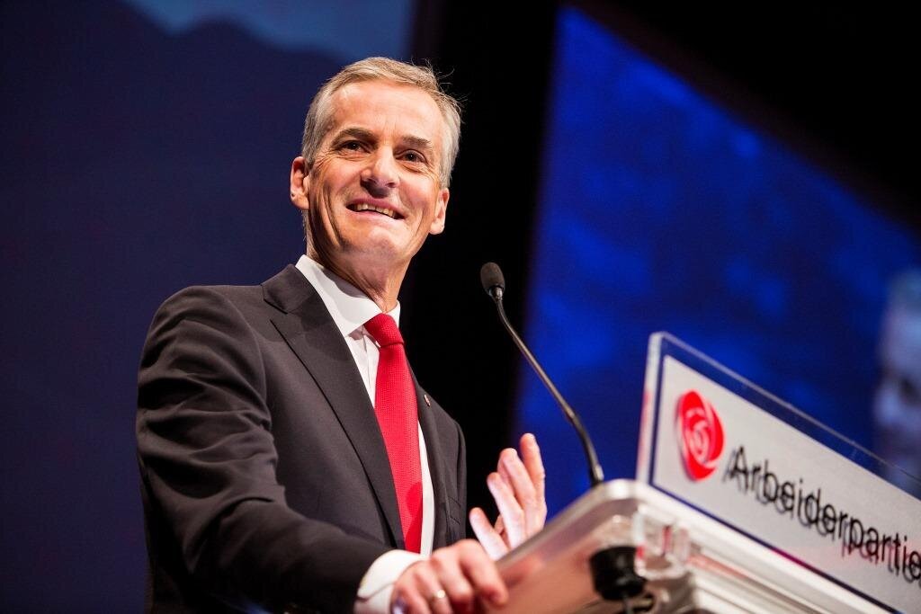 Arbeiderpartiet, her representert ved partileder Jonas Gahr Støre, står høyt i kurs hos sykepleiere. Bildet viser Arbeiderpartiets leder Jonas Gahr Støre på talerstolen.
