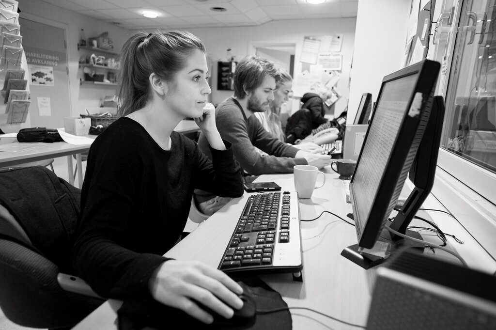 Hjemmesykepleie, Kommunikasjon Hjemmesykepleiere foran pc