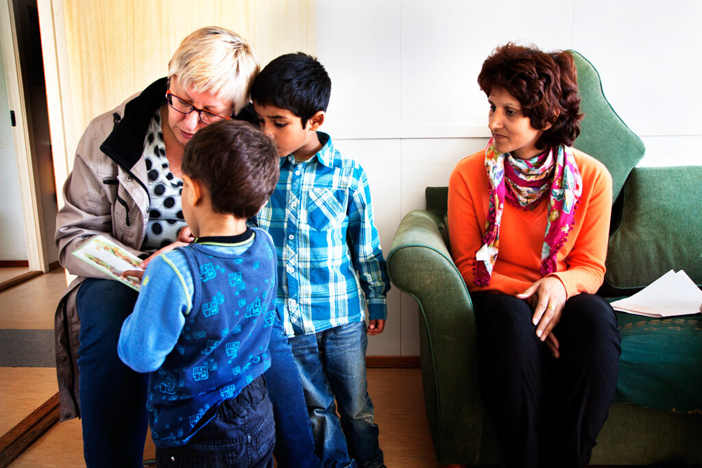 Helsesøster Anne-Britt Johansen med asylsøkerbarn på asylmottaket.