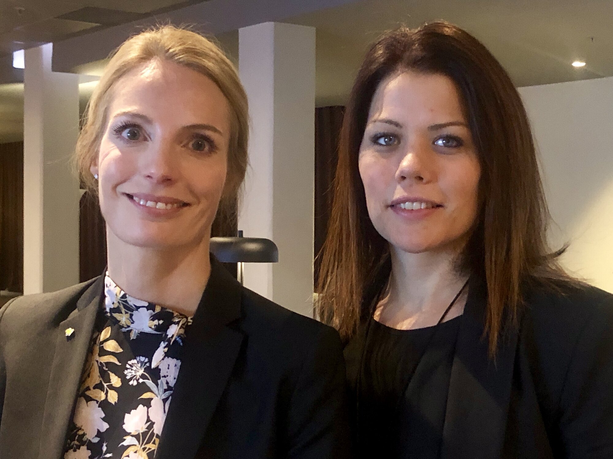 To damer i halvmørkt rom. Portrett, pent tøy.