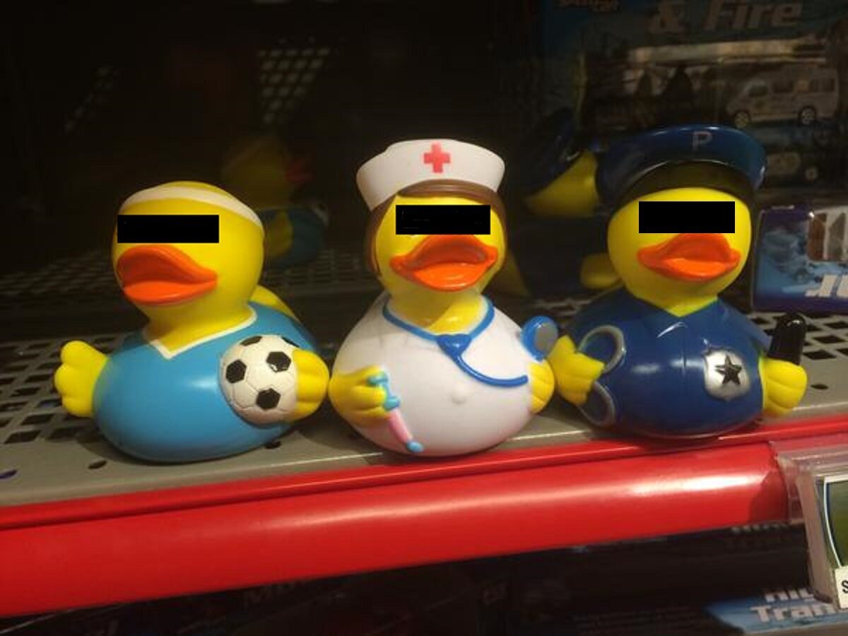 Badeender fås i mange varianter, også som sykepleier. Bildet viser tre badeender i henholdsvis fotballdrakt, sykepleieruniform og politiuniform. Øynene er sensurert.