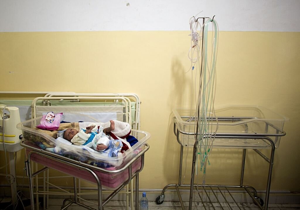 Prematur gutt i barneseng på intensivavdelingen. Prematur gutt i barneseng på intensivavdelingen.