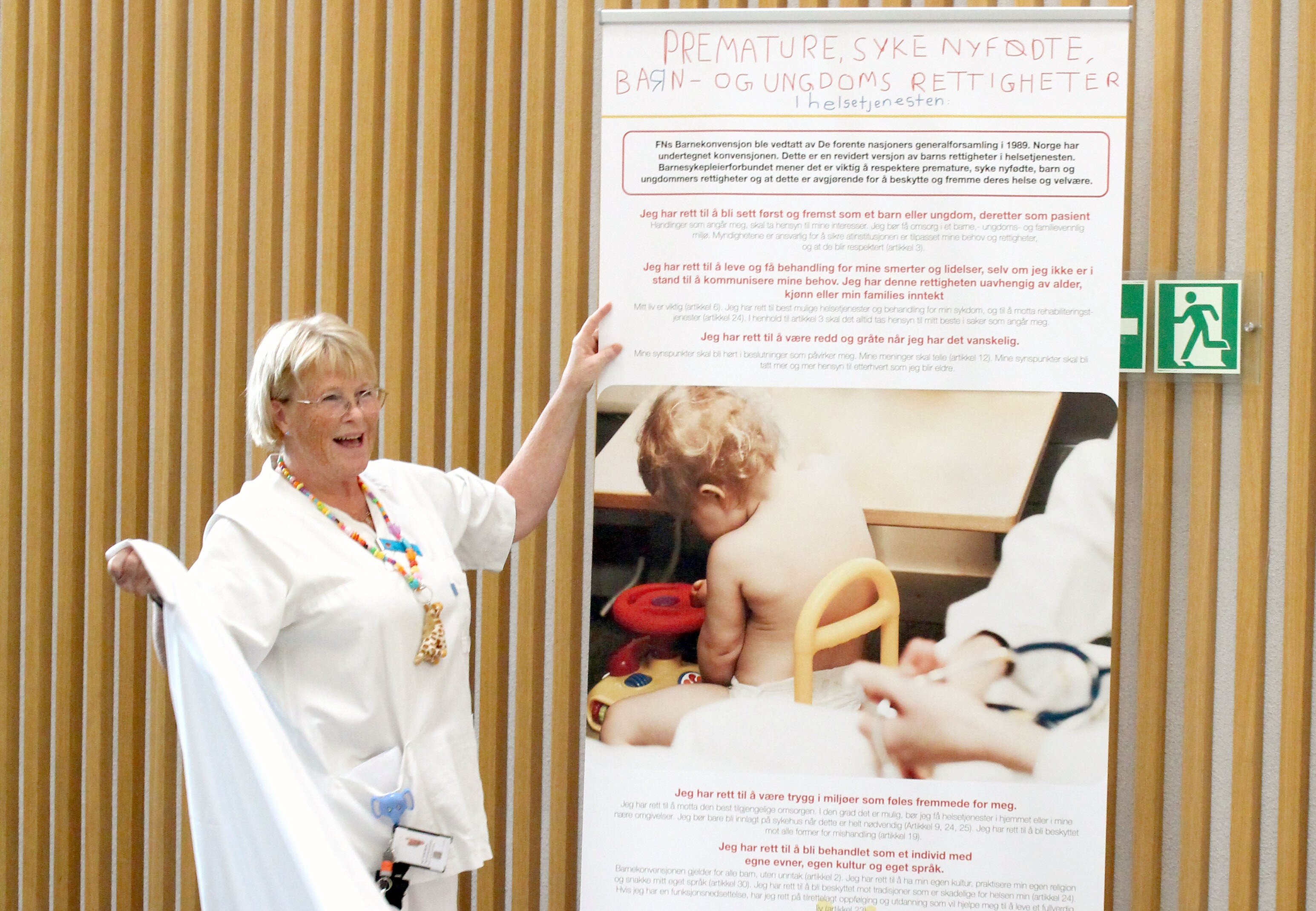 Aud Torild Bjerke, Ahus, barneavdelingen Bildet viser Aud Torild Bjerke som avduker et banner om barns rettigheter på sykehus.