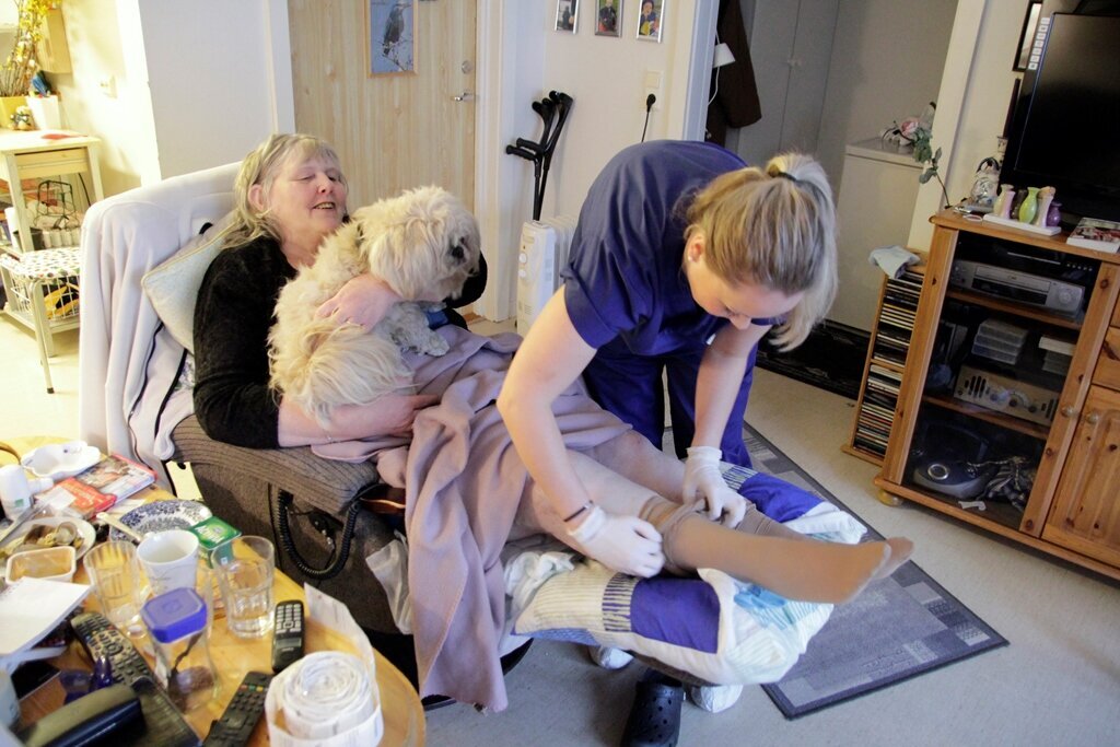 Bildet viser en bruker som får hjelp av Camilla Lien