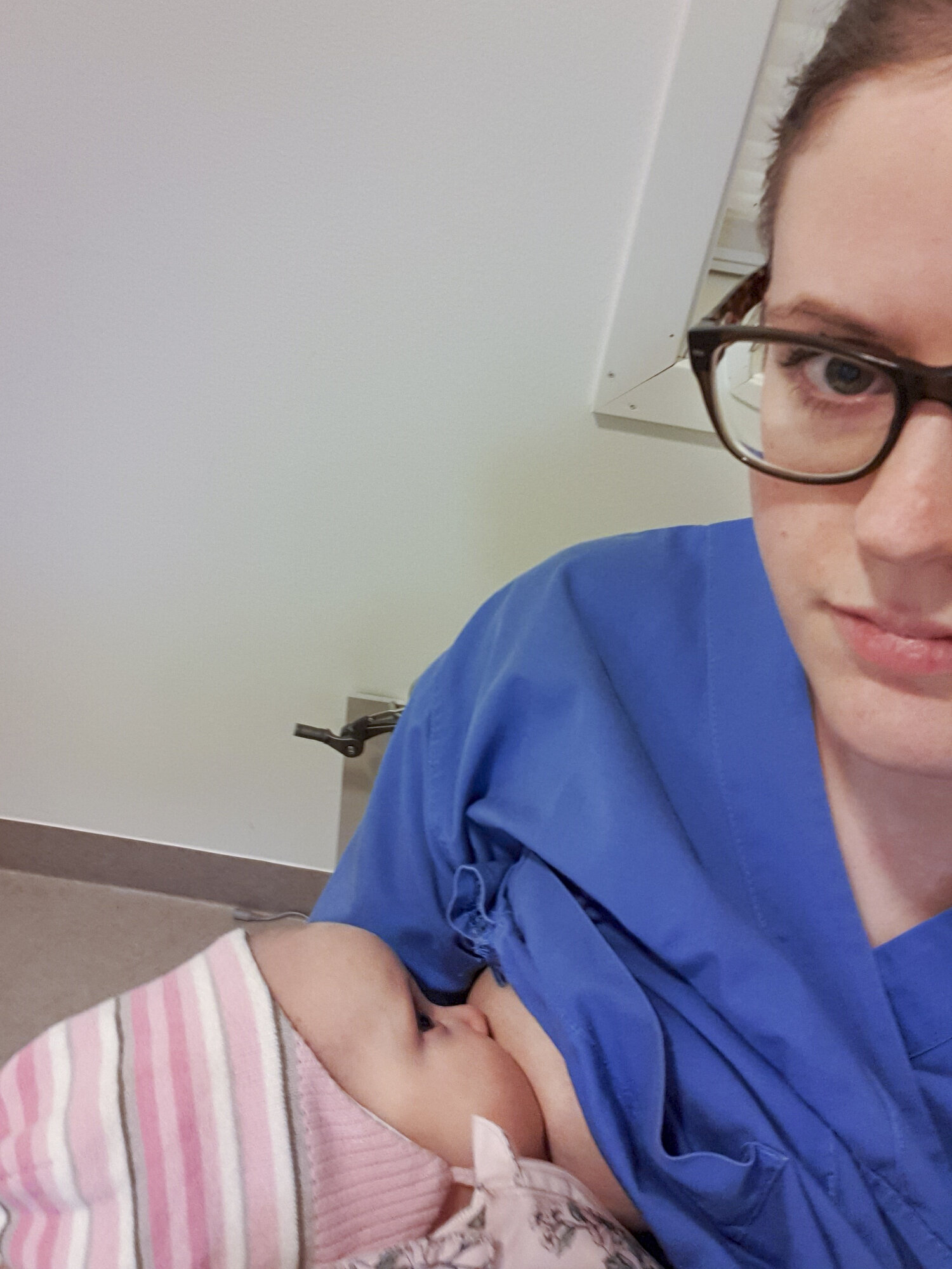 Caroline Åkerøy ammer datteren sin Bildet viser Caroline Åkerøy som ammer datteren sin