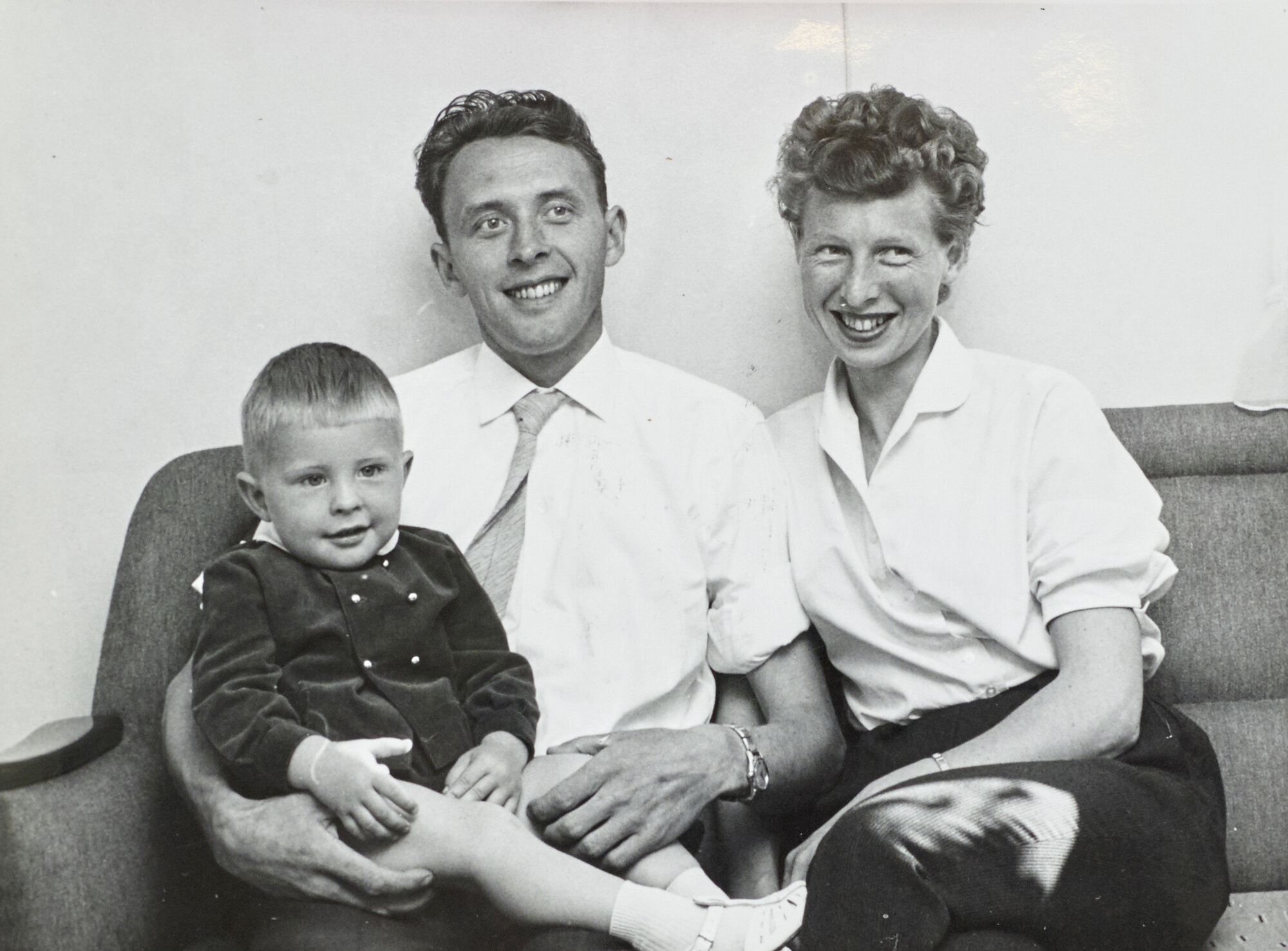 Bildet viser Asta Irene Bergan med mannen som har sønnen Trond på fanget.