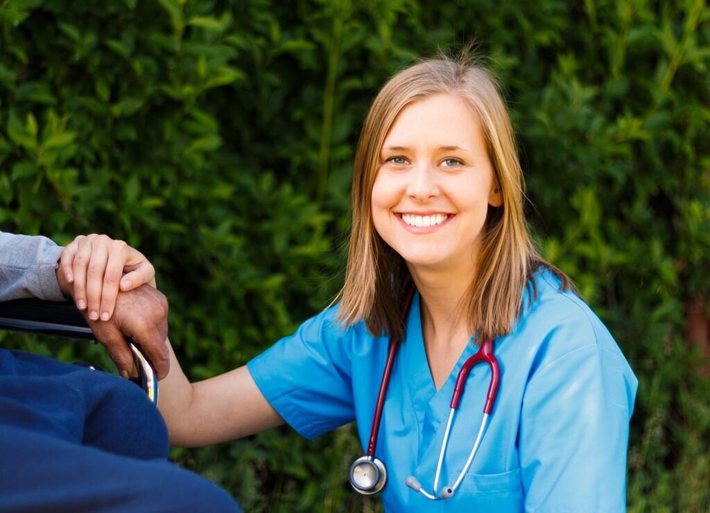 Sykepleier, Eldreomsorg Sykepleier og eldre mann i rullestol