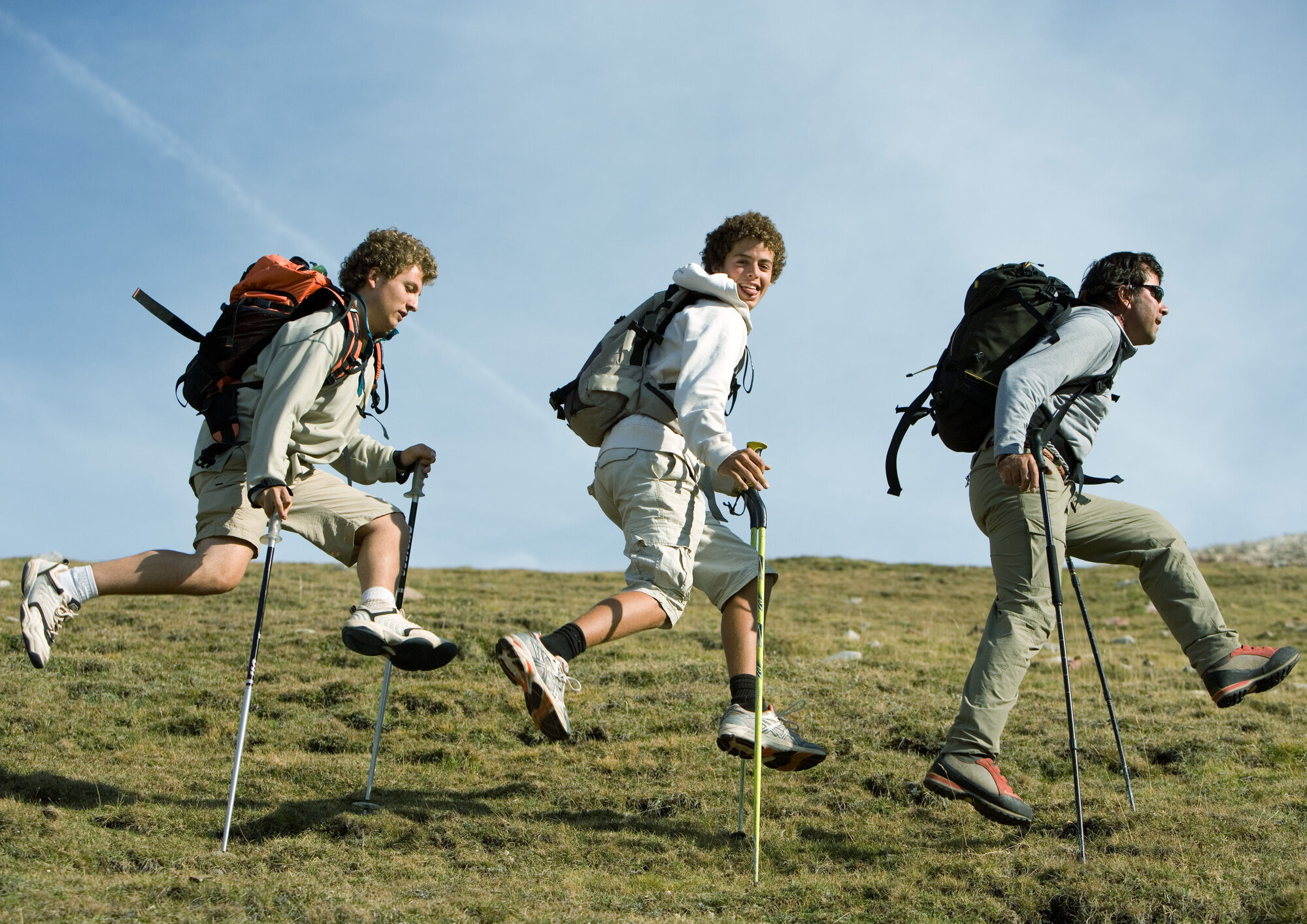 aktive ungdommer på tur Bildet viser aktive ungdommer på tur