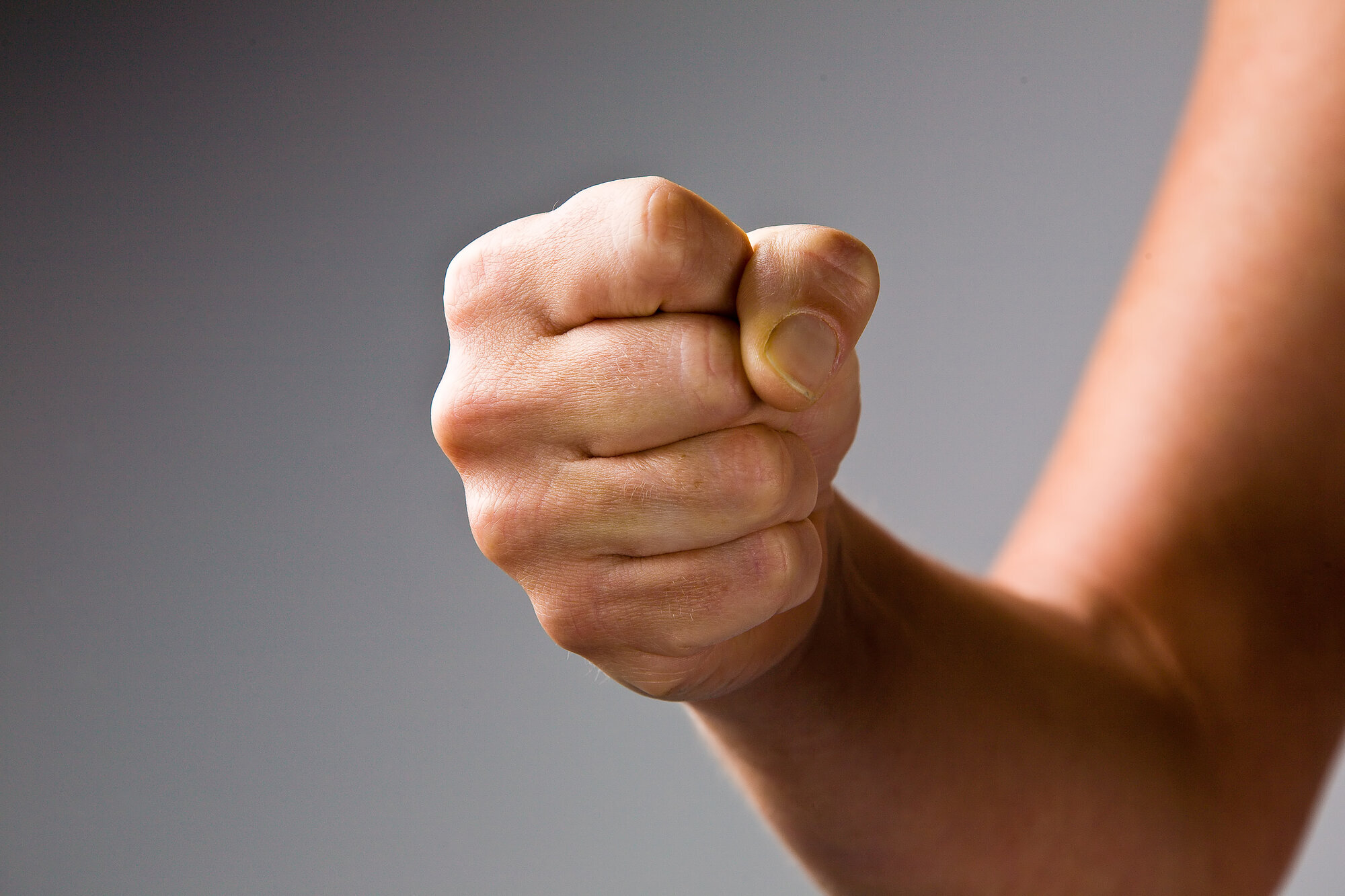 Vold, sykepleier Bildet viser en knyttneve.