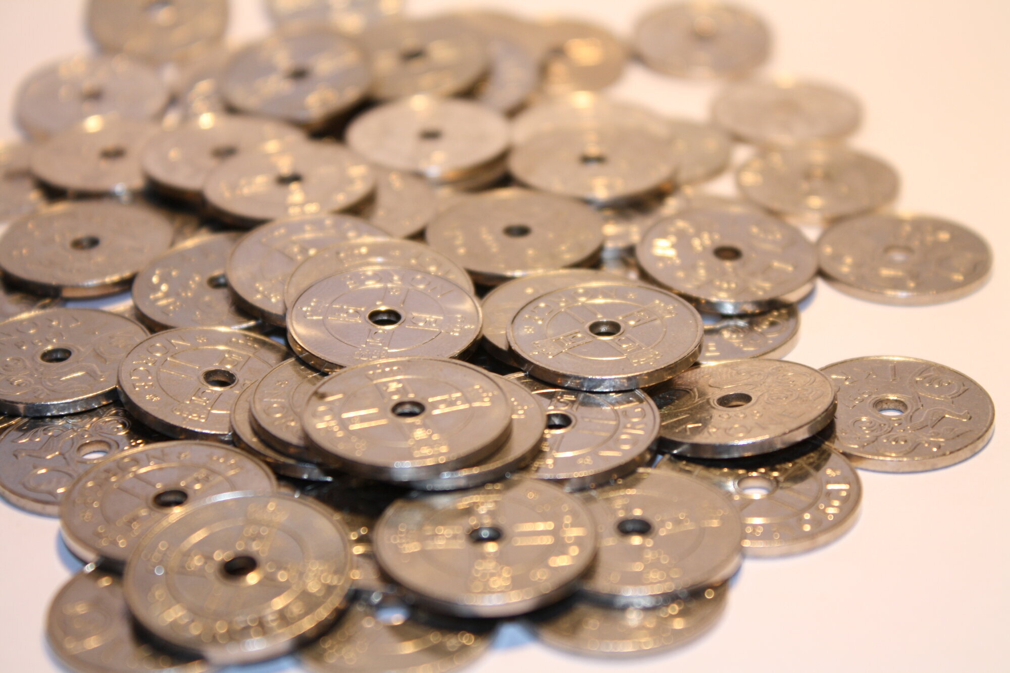 Norske kroner Bildet viser norske kronestykker spredt utover
