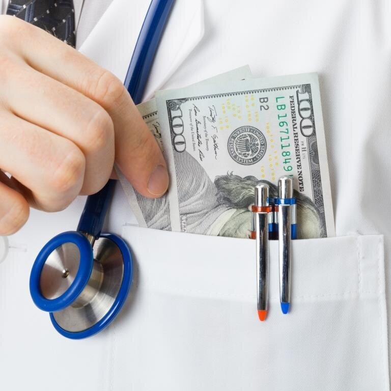 93 prosent av alle sykepleiere i USA er kvinner, og de få som er menn tjener langt bedre. Bildet viser dollarsedler i lommen på en hvit sykehusfrakk.