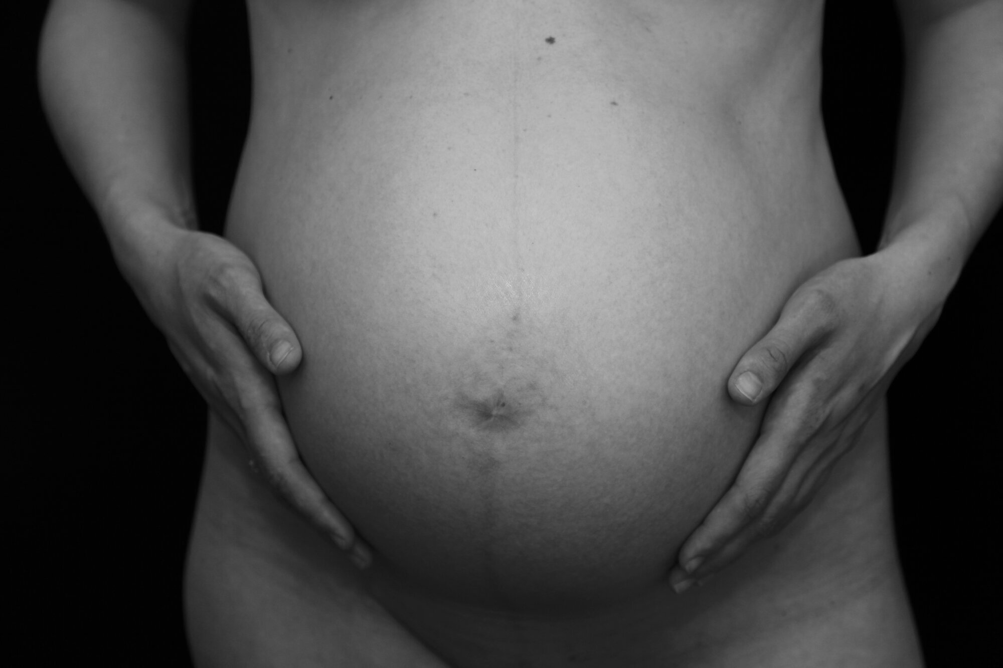 Svangerskap, fødsel, barseltid, pasientsikkerhet Bildet viser en gravid mage.