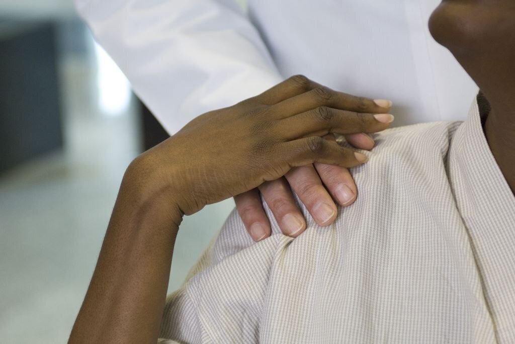 Hånden til en farget kvinne holder hånden til hvit mann.