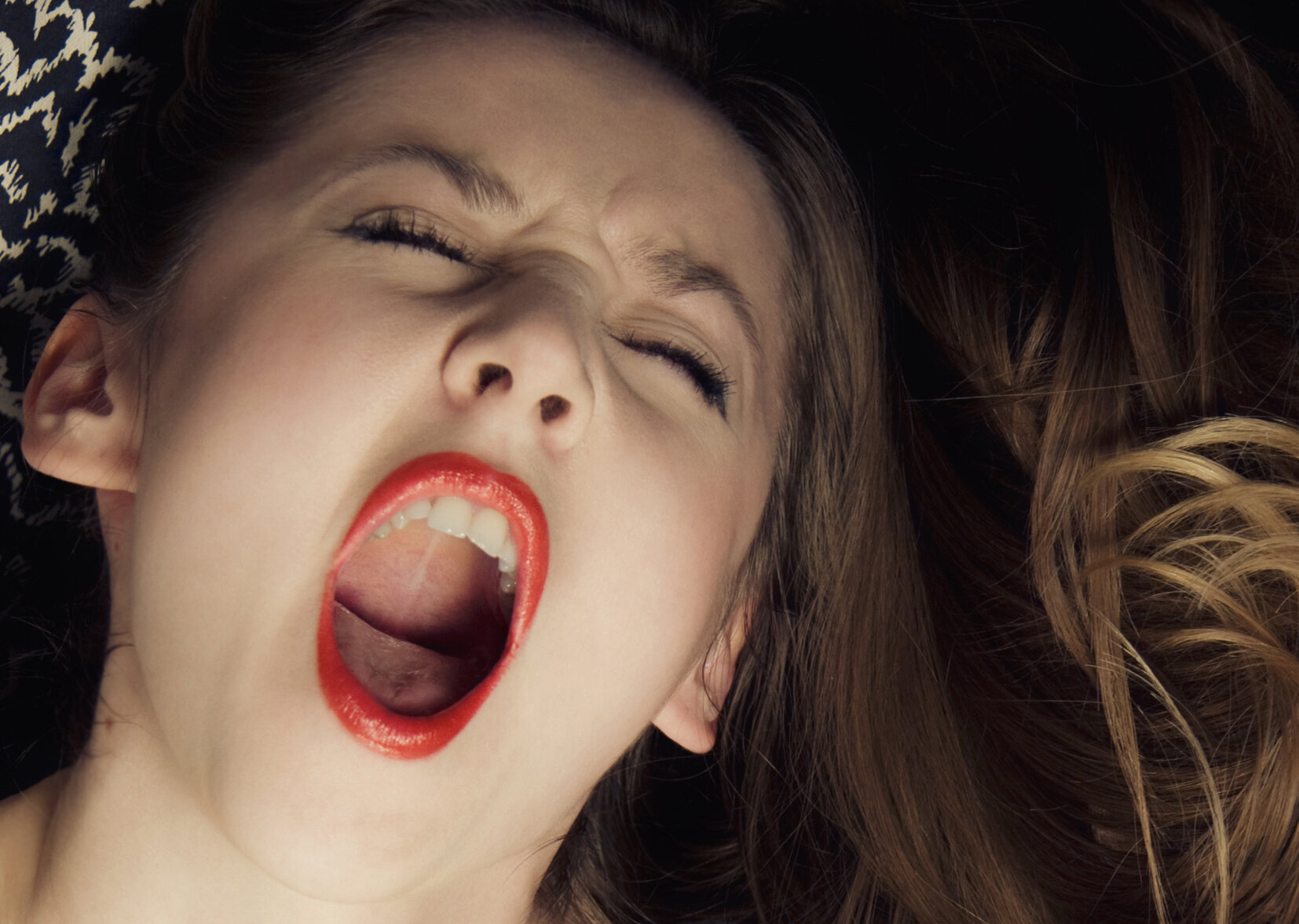 orgasme, faking, seksualitet Bildet viser en ung kvinne som faker orgasme.