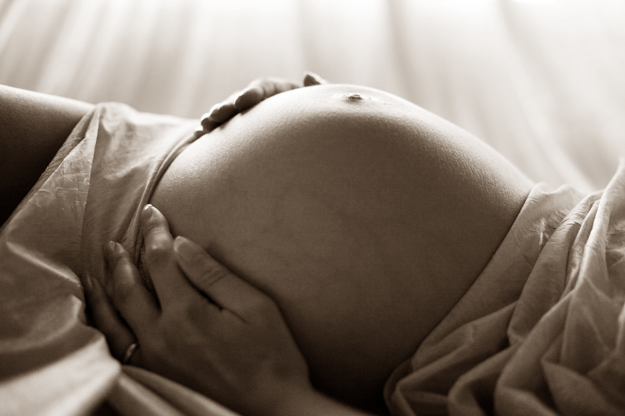 Sort/hvit bilde av en gravid mage Sort/hvit bilde av en gravid mage