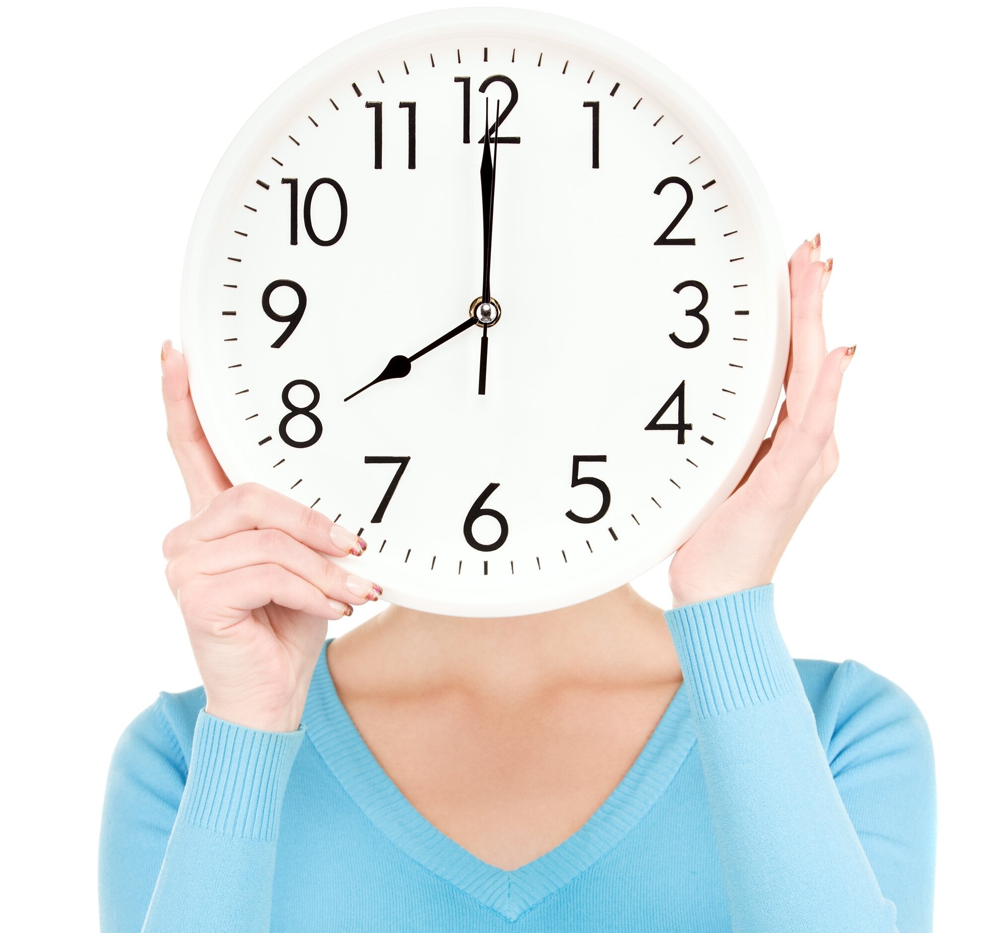 tidsbruk, hjemmesykepleie Bildet viser overkroppen til en kvinne som holder en klokke foran ansiktet.