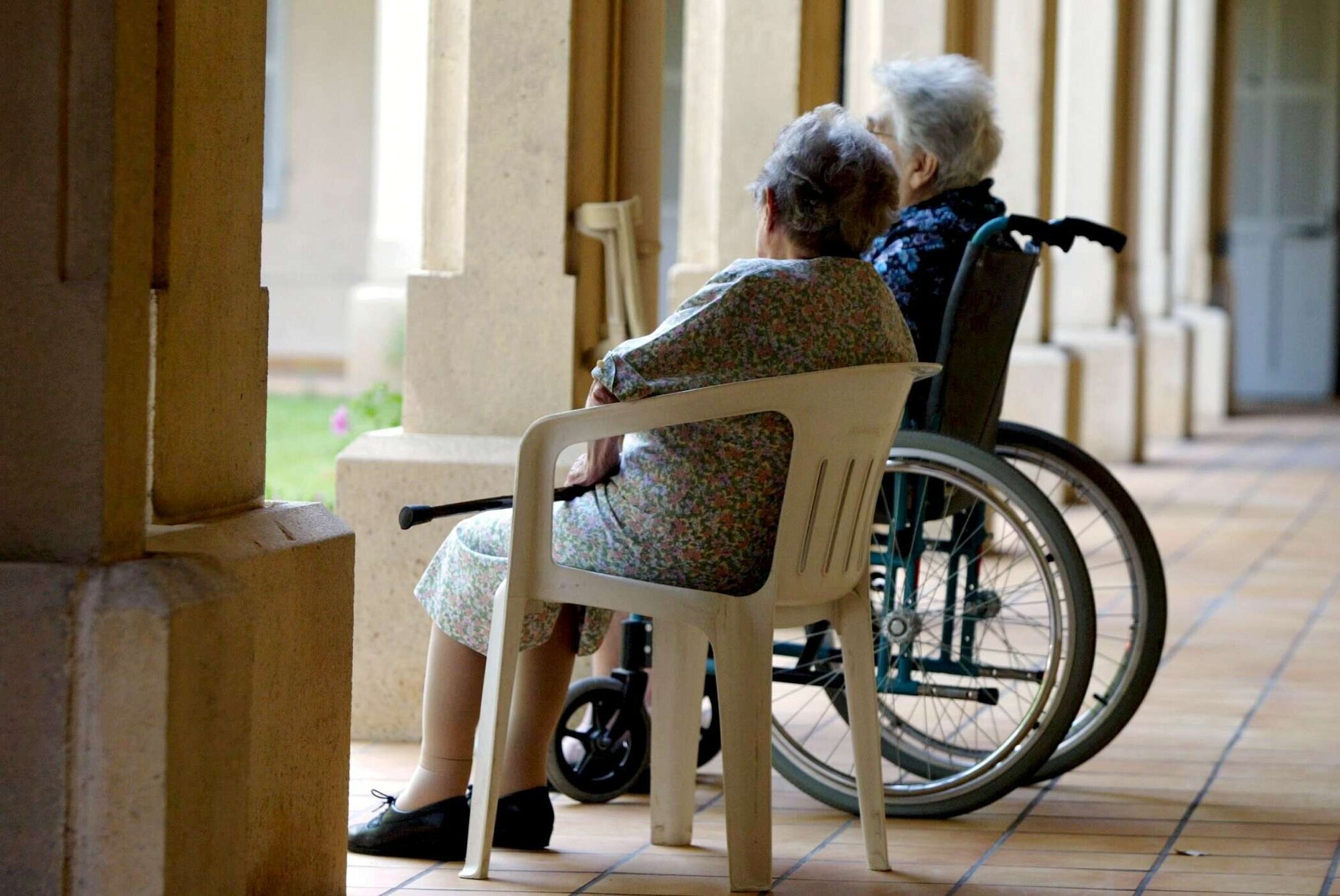 NSF-leder By synes ikke regjeringens forslag til utdanningsmidler innen omsorgstjenestene gir signaler om et reelt kompetanseløft. Bildet viser to eldre kvinner sittende ved et vindu.