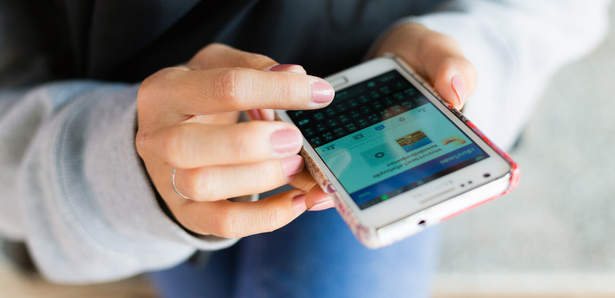 Snapchat, Smarttelefon, Helsesøster Fingre sveiper over en smarttelefon.