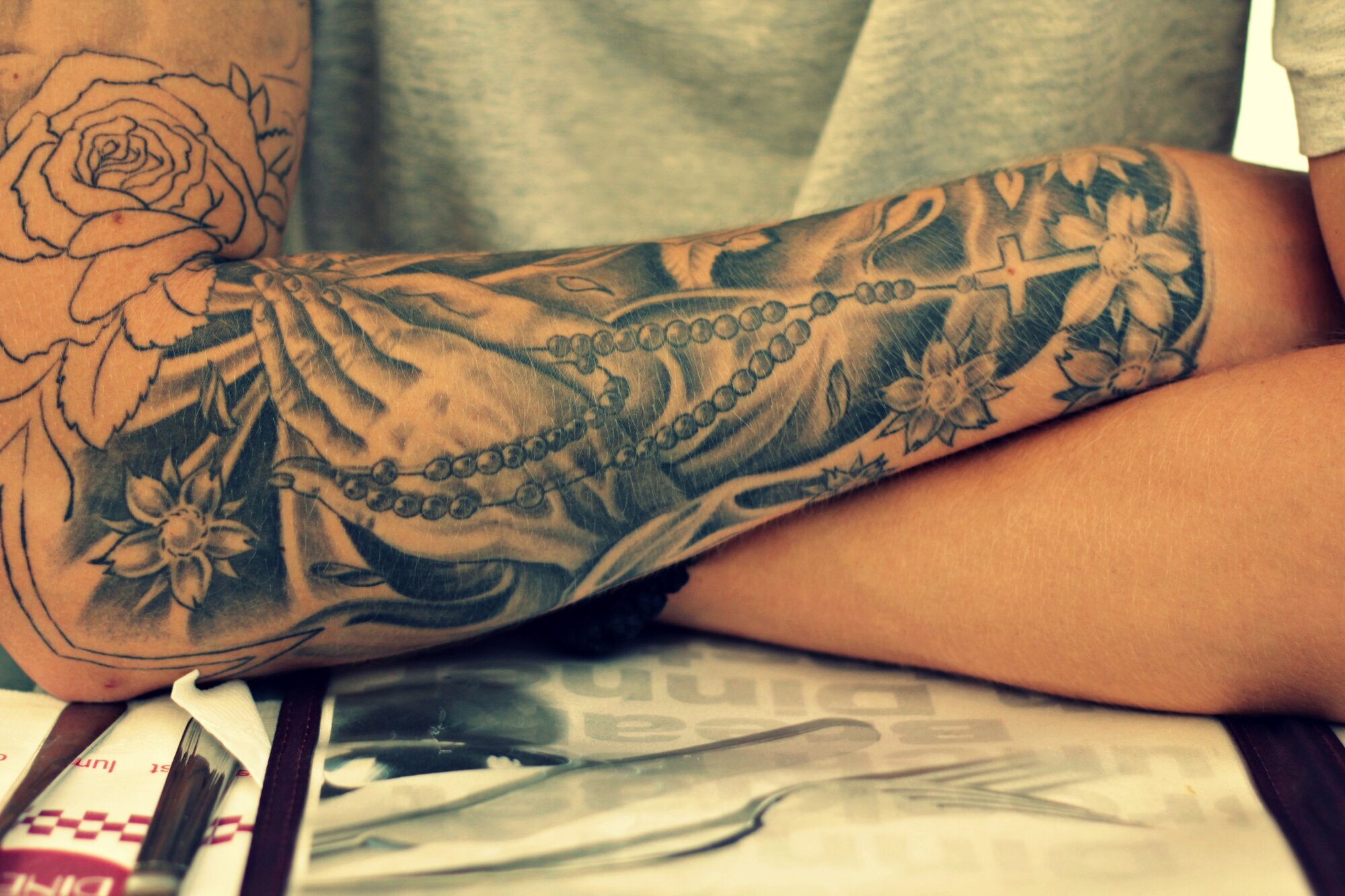 Tatovering, symboleffekt Bilde viser tatoverte armer.