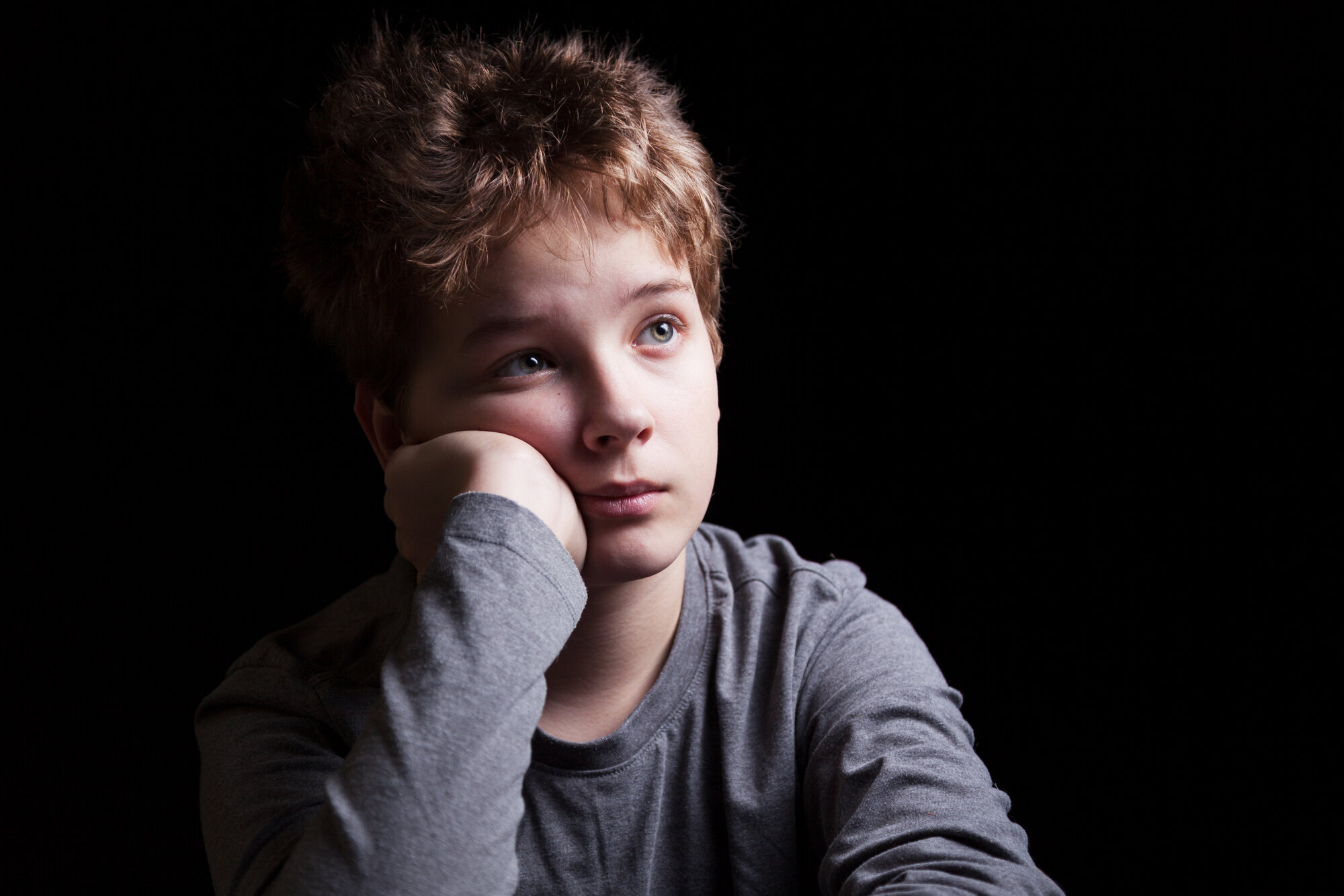 Tourettes, ADHD, forskning Bildet viser en trist gutt.