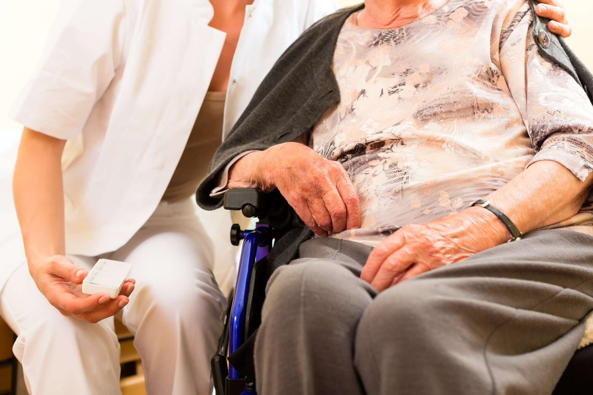 Vikarordningen gir de ansatte faste stillinger, og pasientene får se kjente fjes. Vikarordningen gir de ansatte faste stillinger, og pasientene får se kjente fjes.