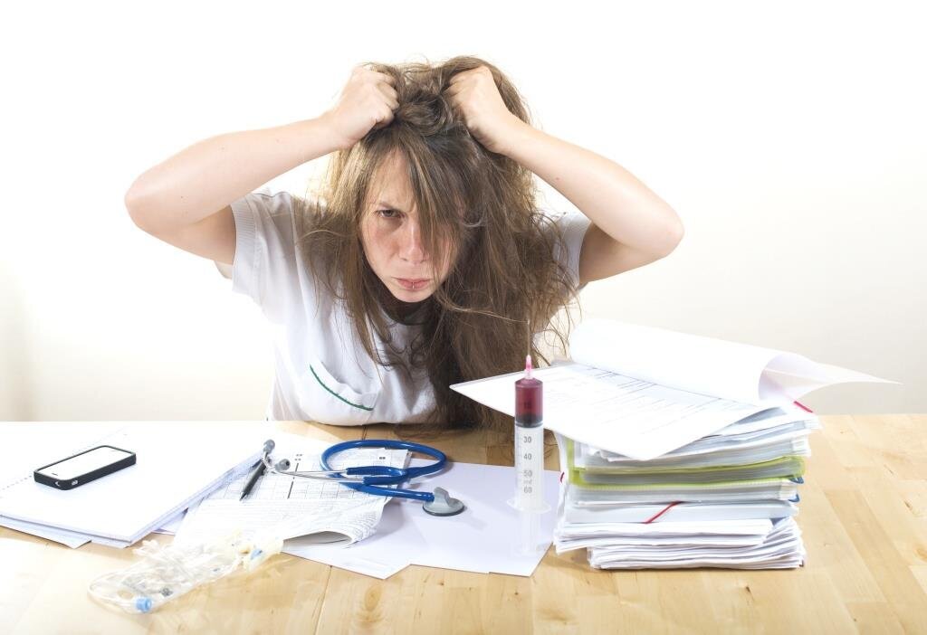 Selv om de ikke alltid skaper ønsket endring, kan avvikssystemer i det minste være et sted å lufte sine frustrasjoner. Bildet viser en frustrert sykepleier som river seg i håret.