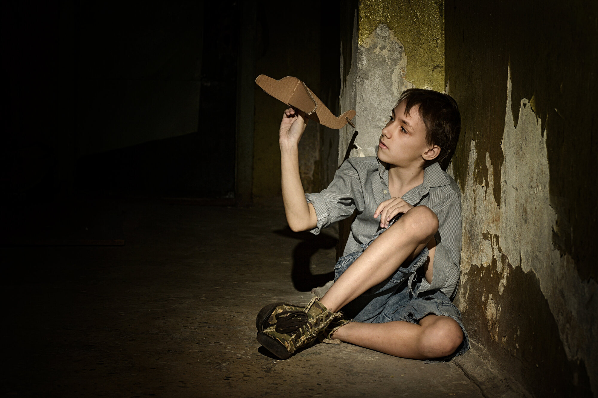 Gutt som leker med fly Bildet viser gutt som leker med et fly