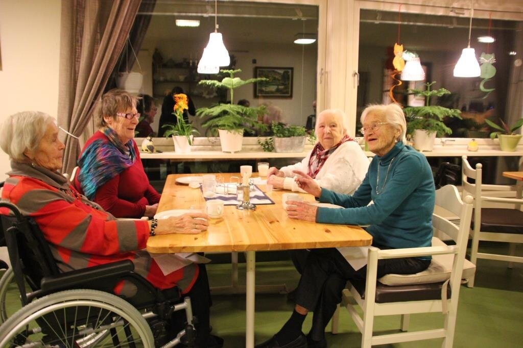 Damer rundt middagsbord